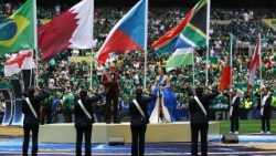 Zahájení mistrovství světa v Mexiku: Andrea Bocelli během zahajovacího ceremoniálu v perspektivě pod českou vlajkou