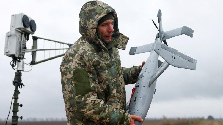 Un militare ucraino trasporta un drone intercettore AS3, parte del sistema anti-drone modulare MEROPS di fabbricazione americana