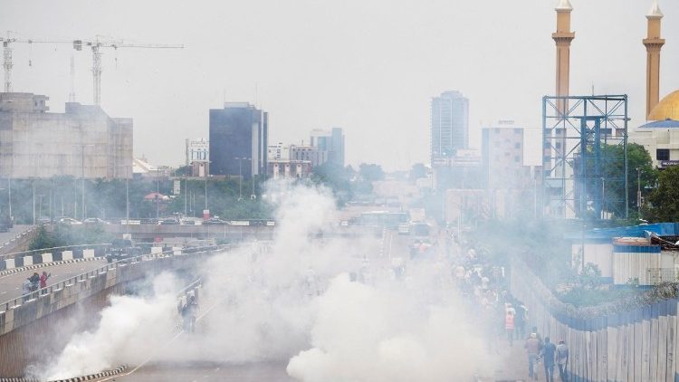 Giorni fa ci sono state violente proteste ad Abuja, in Nigeria, in occasione della giornata della Democrazia, in cui si chiedevano interventi contro l'insicurezza e l'aumento del costo della vita