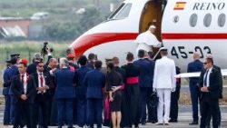 Leó pápa felszáll a spanyol királyi repülőgépre
