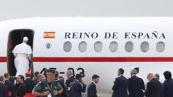 Papa Leon se îmbarcă în avionul regelui Spaniei