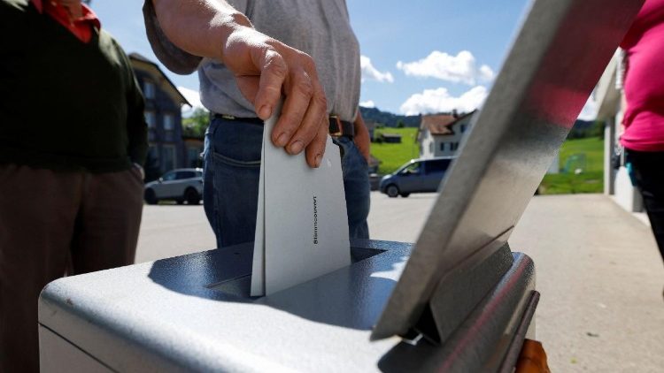 Alla consultazione ha partecipato circa il 59 per cento degli aventi diritto, un dato superiore alla media delle recenti votazioni federali svizzere