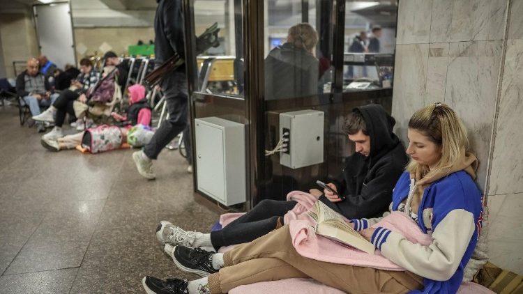 Moradores se abrigam dentro de uma esta&ccedil;&atilde;o de metr&ocirc; durante um ataque russo com m&iacute;sseis e drones, em meio &agrave; ofensiva da R&uacute;ssia contra a Ucr&acirc;nia, em Kiev, Ucr&acirc;nia, em 15 de junho de 2026. REUTERS/Alina Smutko
