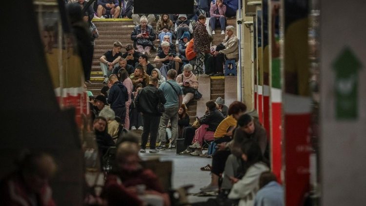 Moradores se abrigam dentro de uma esta&ccedil;&atilde;o de metr&ocirc; durante um ataque russo com m&iacute;sseis e drones, em meio &agrave; ofensiva da R&uacute;ssia contra a Ucr&acirc;nia, em Kiev, Ucr&acirc;nia, em 15 de junho de 2026. REUTERS/Alina Smutko