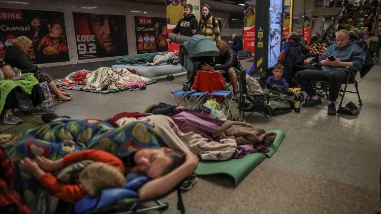 Moradores dormem enquanto se abrigam dentro de uma esta&ccedil;&atilde;o de metr&ocirc; durante um ataque russo com m&iacute;sseis e drones, em meio &agrave; ofensiva da R&uacute;ssia contra a Ucr&acirc;nia, em Kiev, Ucr&acirc;nia, em 15 de junho de 2026. REUTERS/Alina Smutko