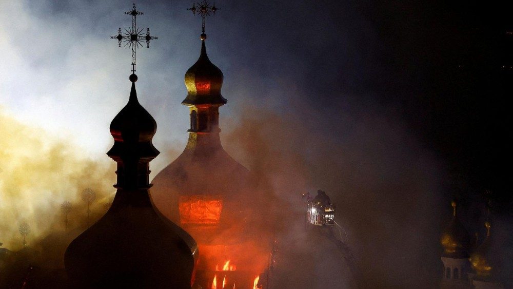 Bombeiros trabalham para extinguir um incêndio na Catedral da Dormição do Mosteiro das Cavernas de Kiev, após o edifício ter sido atingido por mísseis e drones russos, em meio ao ataque da Rússia à Ucrânia, em Kiev, Ucrânia, em 15 de junho de 2026. REUTERS/Valentyn Ogirenko