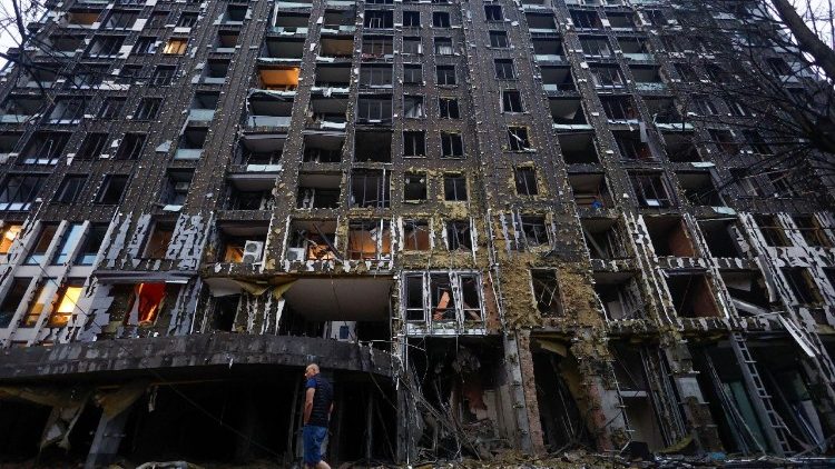 Um morador caminha em frente a um pr&eacute;dio de apartamentos atingido por m&iacute;sseis e drones russos, em meio ao ataque da R&uacute;ssia &agrave; Ucr&acirc;nia, em Kiev, Ucr&acirc;nia, em 15 de junho de 2026. REUTERS/Valentyn Ogirenko