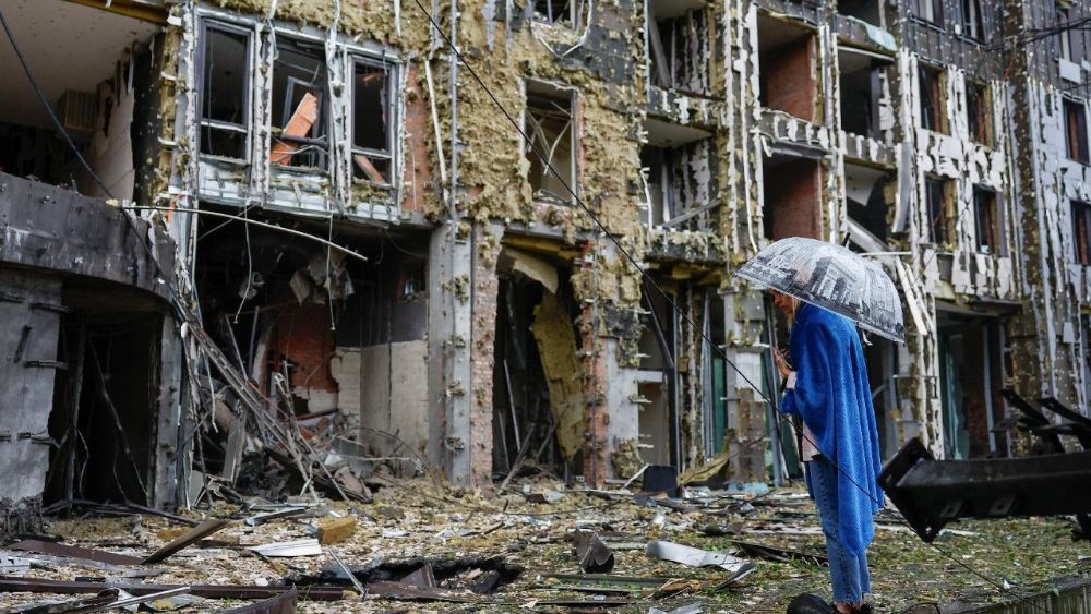 Um morador está em frente a um prédio de apartamentos atingido por mísseis e drones russos, em meio ao ataque da Rússia à Ucrânia, em Kiev, Ucrânia, em 15 de junho de 2026. REUTERS/Valentyn Ogirenko
