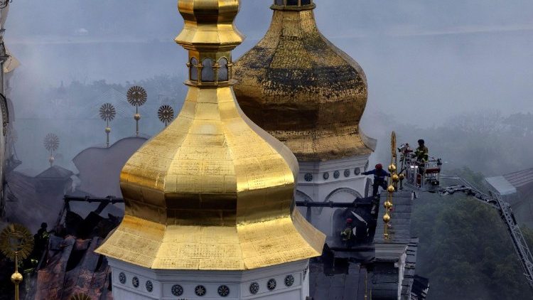 Equipes de emerg&ecirc;ncia combatem um inc&ecirc;ndio no telhado da Catedral da Dormi&ccedil;&atilde;o do Mosteiro das Cavernas de Kiev, ap&oacute;s o edif&iacute;cio ter sido atingido por m&iacute;sseis e drones russos, em meio ao ataque da R&uacute;ssia &agrave; Ucr&acirc;nia, em Kiev, Ucr&acirc;nia, em 15 de junho de 2026. REUTERS/Thomas Peter