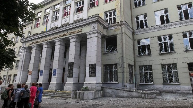Funcion&aacute;rios est&atilde;o perto de um pr&eacute;dio da faculdade industrial atingido por um ataque de m&iacute;ssil russo, em meio ao ataque da R&uacute;ssia &agrave; Ucr&acirc;nia, em Dnipro, Ucr&acirc;nia, em 15 de junho de 2026. REUTERS/Stringer