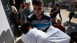 Gaza City, un bambino palestinese colpito nei raid israeliani