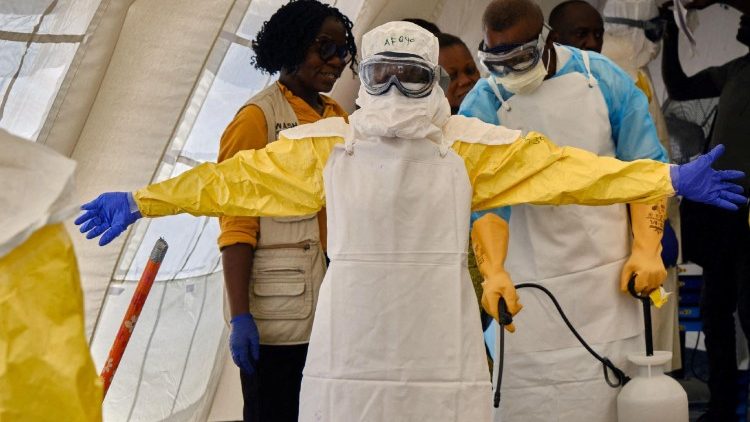 Operatori sanitari alle prese con l'epidemia di Ebola causata dal virus Bundibugyo, nella citt&agrave; di Bunia