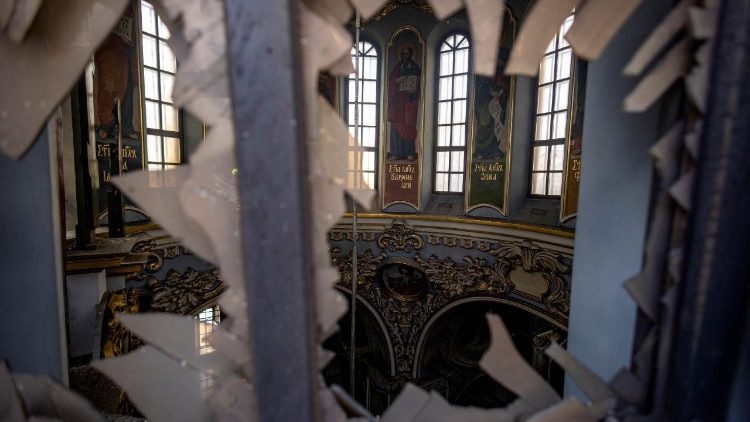 Uma janela estilha&ccedil;ada na torre da Catedral da Dormi&ccedil;&atilde;o do Mosteiro das Cavernas de Kiev, ap&oacute;s ter sido atingida durante os ataques russos com m&iacute;sseis e drones de ontem, em meio ao ataque da R&uacute;ssia &agrave; Ucr&acirc;nia, em Kiev, Ucr&acirc;nia, 16 de junho de 2026. REUTERS/Thomas Peter