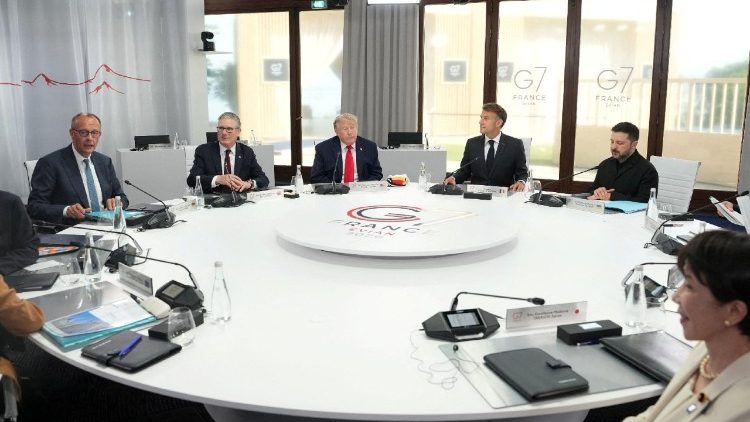 Leader mondiali riuniti al tavolo del G7 a Evian in Francia 