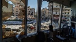 Una bambina sfollata guarda dalla finestra distrutta dell'ospedale Jabal Amel di Tiro
