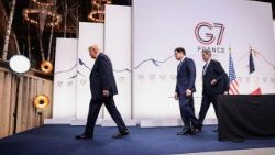 Donald Trump sul palco del G7 di Evian