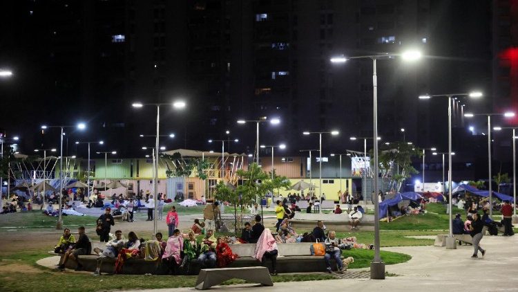 Aus Angst vor weiteren Beben verbringen Menschen in Caracas die Nacht im Freien
