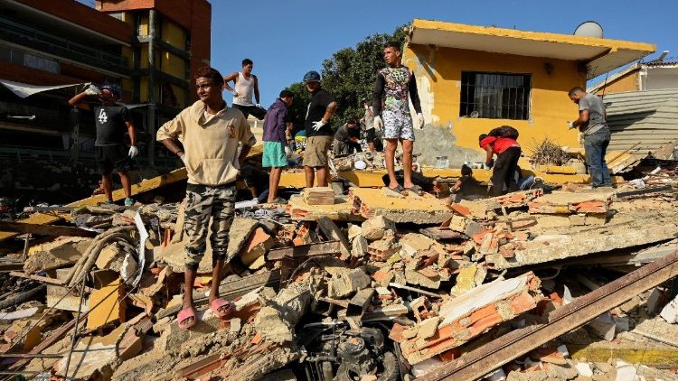 Venezuela po mimořádně silném zemětřesení. Záchranáři závodí s časem při vyprošťování lidí pod sutinami.