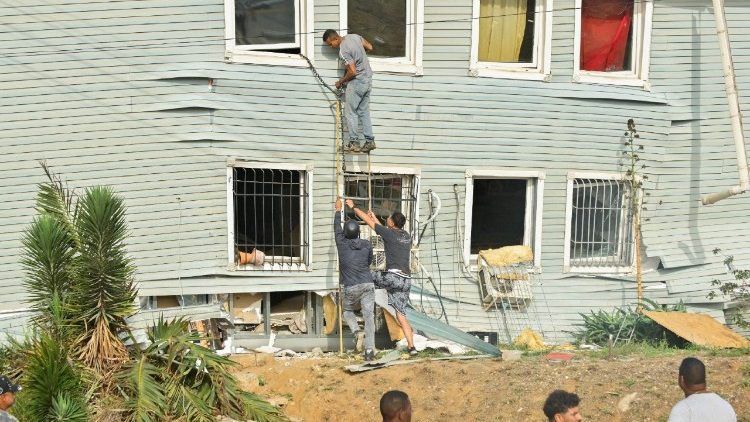 Aftermath of earthquakes in La Guaira