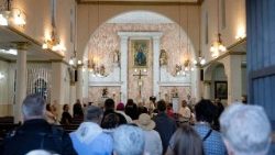 Messe pour les réfugiés célébrée le 4 juillet à la paroisse de l'Immaculée Conception à Nogales, dans l'État de Sonora, au Mexique, à la frontière avec les États-Unis.