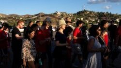 Gläubige, die mit den Bischöfen über die Grenze in Nogales ziehen