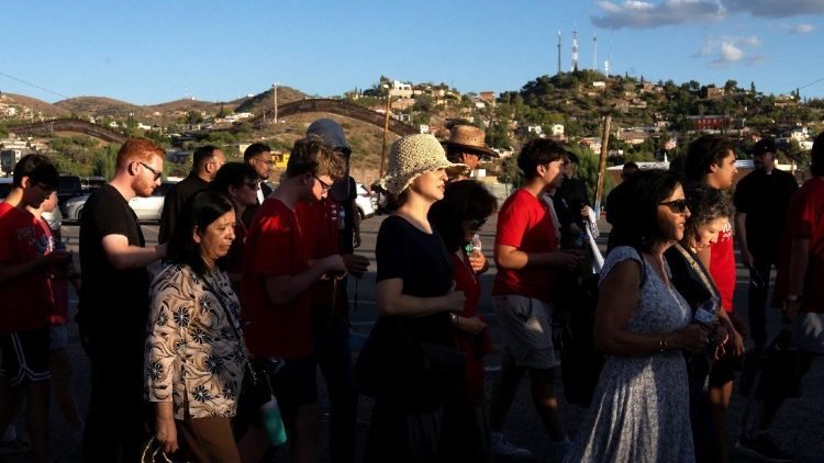 Gläubige, die mit den Bischöfen über die Grenze in Nogales ziehen
