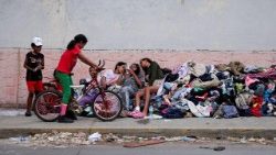 Crianças que perderam suas casas nos terremotos descansam sobre uma pilha de roupas doadas em uma rua de La Guaira, Venezuela, em 29 de junho de 2026. REUTERS/Gaby Oraa