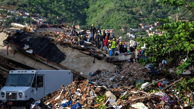 Z&aacute;chran&aacute;ři st&aacute;le hledaj&iacute; lidi uvězněn&eacute; pod troskami po zemětřesen&iacute; ve Venezuele, 1. 7. 2026