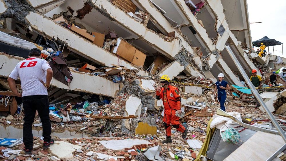 Voluntários e um socorrista mexicano ajudam a encontrar sobreviventes em um prédio que desabou em Caraballeda, estado de La Guaira, Venezuela, em 30 de junho de 2026, após os terremotos gêmeos de 24 de junho. MIGUEL MEDINA/Pool via REUTERS