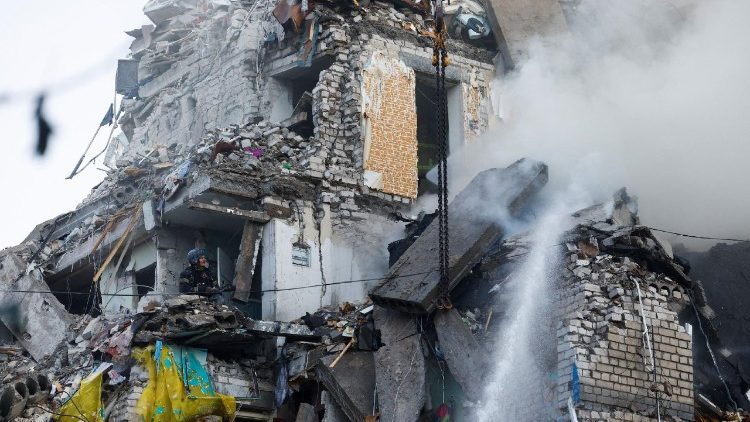 Equipes de resgate trabalham no local de um pr&eacute;dio de apartamentos danificado durante ataques noturnos de m&iacute;sseis e drones russos, em meio ao ataque da R&uacute;ssia &agrave; Ucr&acirc;nia, em Kiev, Ucr&acirc;nia, 2 de julho de 2026. REUTERS/Valentyn Ogirenko