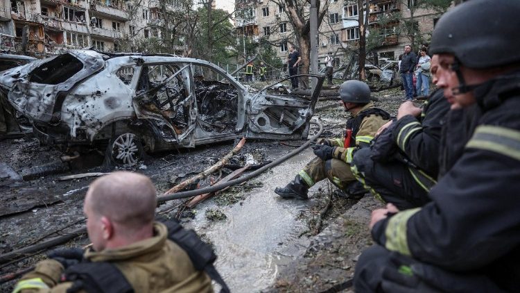 Bombeiros fazem uma pausa enquanto trabalham em um local atingido por m&iacute;sseis e drones russos, em meio ao ataque da R&uacute;ssia &agrave; Ucr&acirc;nia, em Kiev, Ucr&acirc;nia, 2 de julho de 2026. REUTERS/Alina Smutko