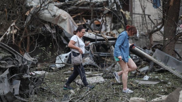 Moradores atravessam os destro&ccedil;os em um local atingido por m&iacute;sseis e drones russos, em meio ao ataque da R&uacute;ssia &agrave; Ucr&acirc;nia, em Kiev, Ucr&acirc;nia, 2 de julho de 2026. REUTERS/Alina Smutko