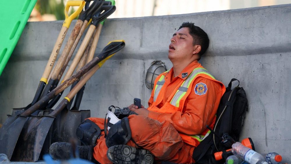 Um bombeiro salvadorenho em meio às operações após os terremotos de 24 de junho, em La Guaira, Venezuela, em 2 de julho de 2026. REUTERS/Ricardo Arduengo