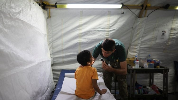 Uma crian&ccedil;a recebe atendimento m&eacute;dico no hospital de campanha da Marinha do Brasil ap&oacute;s os terremotos de 24 de junho, em La Guaira, Venezuela, em 2 de julho de 2026. REUTERS/Adriano Machado