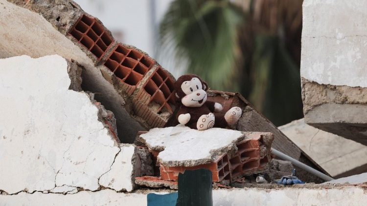 Um brinquedo est&aacute; entre os escombros ap&oacute;s os terremotos de 24 de junho em Los Corales, La Guaira, Venezuela, 4 de julho de 2026. REUTERS/Leonardo Fernandez Viloria