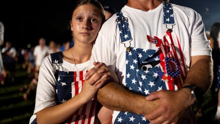 Un père et sa fille écoutent le discours du président Trump à l'occasion des 250 ans de l'indépendance des États-Unis d'Amérique sur le National Mall à Washington, le 4 juillet 2026.
