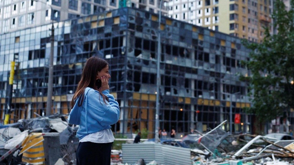 Uma mulher reage no local de um prédio de apartamentos, que foi severamente danificado durante ataques com mísseis e drones russos, em meio ao ataque da Rússia à Ucrânia, em Kiev, Ucrânia, 6 de julho de 2026. REUTERS/Valentyn Ogirenko
