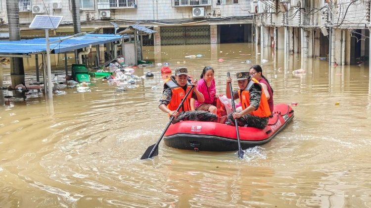 Sfollati evacuano la loro casa a Nanning, nella provincia di Guangxi