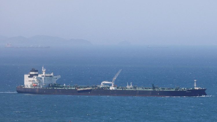 Una nave commerciale nello stretto di Hormuz