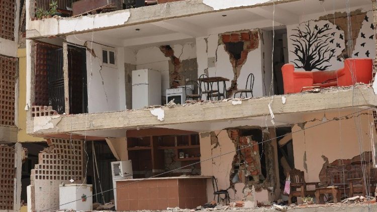 Pr&eacute;dio danificado pelos terremotos de 24 de junho, em Catia la Mar, estado de La Guaira, Venezuela, 9 de julho de 2026. REUTERS/Leonardo Fernandez Viloria