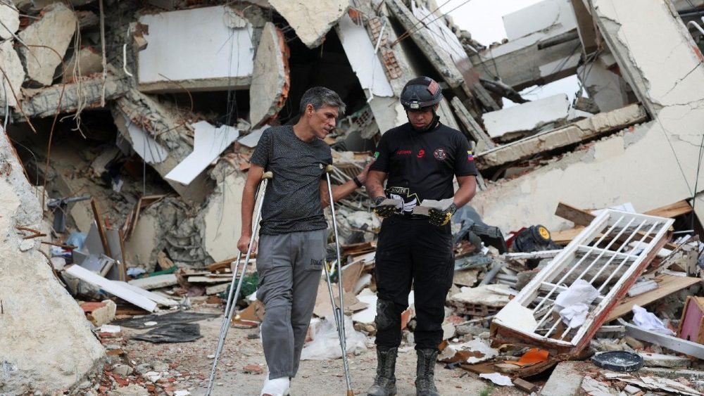 Francisco Soto, sobrevivente dos terremotos de 24 de junho, mostra a seu socorrista Gabriel Echenique alguns documentos encontrados nos escombros de seu apartamento, enquanto retorna para procurar documentos e outros objetos de valor, em La Guaira, Venezuela, em 12 de julho de 2026. REUTERS/Pablo Sanhueza
