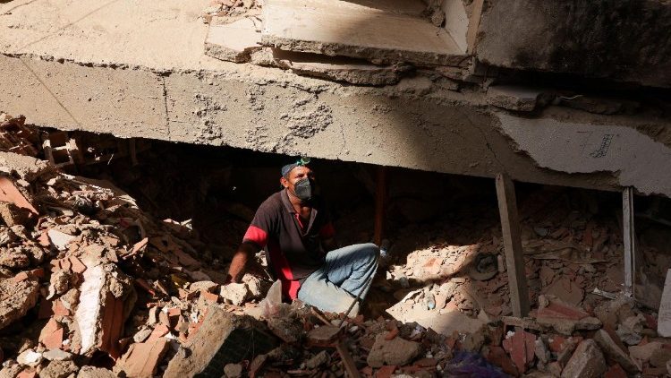 Aftermath of earthquakes in La Guaira