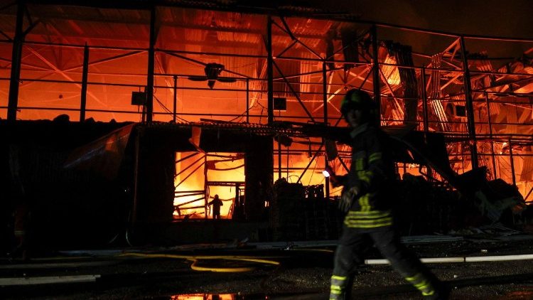 Bombeiros trabalham em um complexo de uma empresa privada danificado durante ataques de m&iacute;sseis russos, em meio ao ataque da R&uacute;ssia &agrave; Ucr&acirc;nia, em Kiev, Ucr&acirc;nia, em 16 de julho de 2026. REUTERS/Valentyn Ogirenko