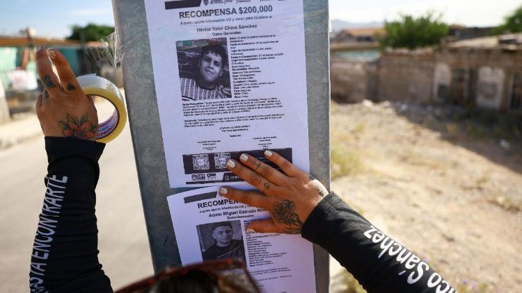 Los parientes no dejan de buscar a sus seres queridos.