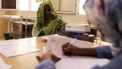Un medico parla con un paziente oncologico presso l'ospedale di Khartoum, in Sudan