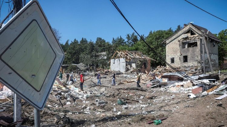 Un'area residenziale della regione di Kyiv colpita da raid russi (Reuters)