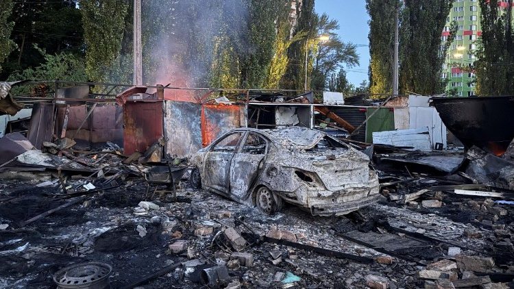 Um carro destru&iacute;do no local de um ataque de m&iacute;ssil russo, em meio ao ataque da R&uacute;ssia &agrave; Ucr&acirc;nia, em Kiev, Ucr&acirc;nia, em 30 de julho de 2026. Foto tirada com um celular. REUTERS/Stringer