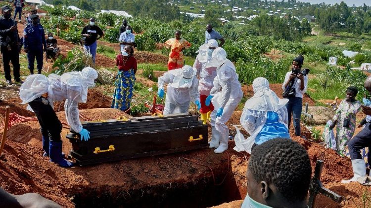 Operatori della Croce Rossa si preparano a calare la bara della dottoressa Tibenderana Katho Blaise, che lavorava presso il Centre Medical Evangelique (CME) nel comune di Hoho ed &egrave; morta a causa del virus Ebola