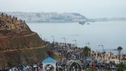 Los migrantes se concentran en Fnideq para cruzar al enclave español de Ceuta.
