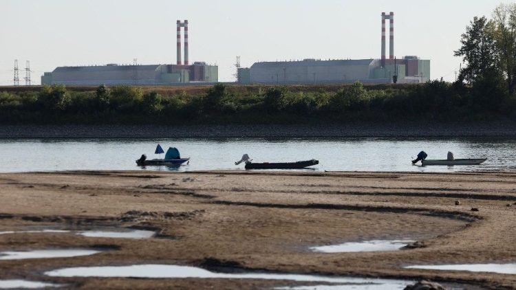 Il Danubio in secca nei pressi della centrale nucleare ungherese di Paks